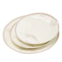 Collection de vaisselle en marbre nuageux artistique, veines grises douces, blanc laiteux, bordure dorée sophistiquée, service de table romantique