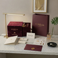 Boîte à tiroirs en velours bordeaux de luxe personnalisée avec ruban et finition dorée pour l'emballage cosmétique, maquillage, kit de beauté, présentation PR