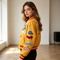 Veste de style rétro pour femmes personnalisée, style varsity, avec plusieurs patchs brodés, veste de pilote en nylon coupe-vent, veste bomber