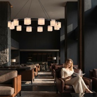 Luminaires suspendus modernes de luxe personnalisés en albâtre espagnol naturel avec finition dorée, LED, hauteur réglable, abat-jour carré, CRI élevé