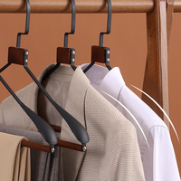 Vente en gros Cintre de luxe en métal pour veste de costume pour hommes cintres d'hôtel
