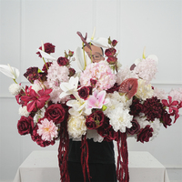 Luxuriöses Burgunderrotes und Weißes Blumenarrangement für Hochzeiten Rose Lilie Pfingstrose Hochwertige Boden- und Altar-Blumenreihen-Dekoration