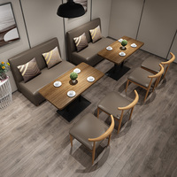 Ensemble de mobilier de café nordique moderne : chaises élégantes en corne de vache et tables sur pieds en bois, banquettes modulaires pour restaurant