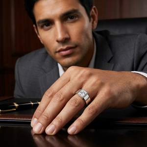 Bague pour homme en or 14 carats, pureté 58,5 %, sertie de diamants de laboratoire taille princesse, design géométrique moderne, vente en gros - Product Image 1
