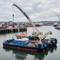 Grue à lanterne légère Yuntian 2 tonnes SWL avec treuil électrique 360° °   Grue à flèche pivotante fabriquée en Chine pour quai/pont maritime