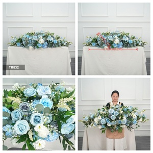 Composition florale sur mesure pour allée de mariage, arrangement de fleurs d'hortensia bleu de haute qualité pour escalier - Product Image 2