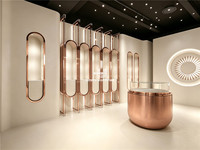 Vitrine murale haute en verre cintrée pour bijoux, en acier inoxydable cuivré poli avec éclairage LED pour boutique de détail