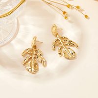 Boucles d'oreilles pendantes tendance pour femme en laiton plaqué or 18 carats avec motif feuille de Monstera et feuille de palmier