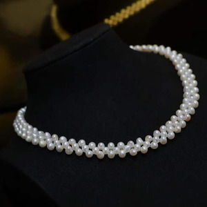 Collar con colgante de flor de encaje italiano, importado, chapado en oro de 14K, perlas naturales de agua dulce de alto brillo de 10-11 mm, para usar en citas o banquetes. - Product Image 1