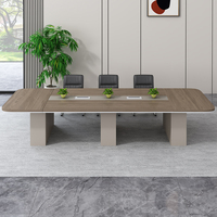 Ensemble de mobilier de bureau : table de conférence, table de réunion, tables et chaises de conférence modernes et minimalistes