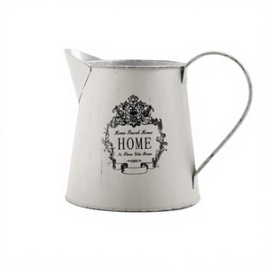 Maceta moderna de metal tallada a mano con relieve floral, con patas y asas - Product Image 1