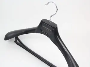 YT 2020 High Quality Thick Durable Plastic Rubber Coated Hanger For Suits With Custom Logo Black Suit Hanger With Pant Bar