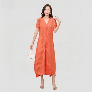 Venta al por mayor directa de fábrica: Vestido plisado con textura de chevron artístico, estilo Miyake, cuello en V, adelgazante diagonal, largo midi, <span class=keywords><strong>moda</strong></span> 2026 - Product Image 2