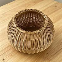Panier de rangement pratique en plastique PP tressé imitation rotin, écologique, fait main, multi-usages pour salon, cuisine, chambre, coiffeuse