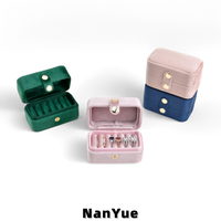 Boîte à bagues rectangulaire portable en velours avec bouton-pression, couvercle rabattable, fentes pour coussinets, logo personnalisé, emballage de bijoux, rangement, présentoir de vente au détail, cadeau
