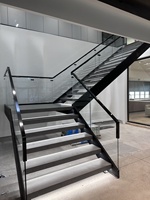 Escalier double moderne en acier VIKO, design à poutres, garde-corps en verre, facile à installer pour une utilisation en intérieur dans les appartements