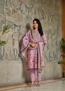 ชุดคุर्ตาผ้าไหมคาริและฟูล พร้อมผ้าคลุมไหล่ ดีไซน์หรูหราสำหรับผู้หญิง ตกแต่งด้วยลายปักมือเรชม ลายดอกไม้สีลาเวนเดอร์ ซารี - Product Image 4