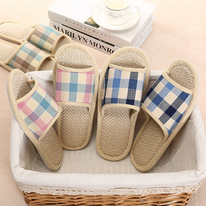   Chaussons de luxe en fourrure pelucheuse haut de gamme, confortables et élégants pour la maison, avec semelle en caoutchouc antidérapante et durable. - Product Image 3
