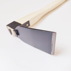 Azada Ergonómica Tradicional de Doble Uso con Cabeza de Acero al Carbono Forjado Reforzado y Mango de Madera <span class=keywords><strong>para</strong></span> Jardín y <span class=keywords><strong>Huerto</strong></span> - Product Image 3