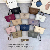 Pochette portable imperméable en tissu Oxford pour femme, motif géométrique brodé, logo orné, fermeture éclair, idéale pour les trajets quotidiens