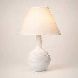 Lampe de table en céramique artisanale de style Wabi-Sabi avec abat-jour en tissu beige, lampe de chevet personnalisée OEM pour la maison, l'hôtel, la station balnéaire - Product Image 1