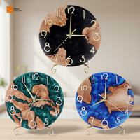 Horloge de table décorative élégante à quartz analogique à piles, en résine vert émeraude et mélange de bois naturel, pour un accent de style à la maison