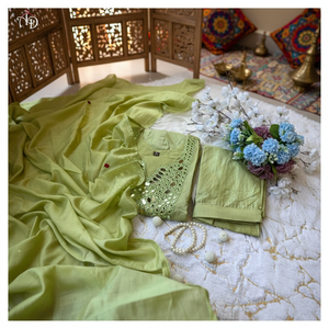 ขอแนะนำชุดคุร์ตี กางเกง และผ้าคลุมไหล่สุดหรูจาก FABZONE ประกอบด้วยคุร์ตีทรงอาลียาสุดสง่างาม พร้อมงานปักกระจกแท้ที่ส่วนคอเสื้อ - Product Image 3