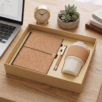 Coffret Cadeau de Bureau en Liège Naturel A5 : Carnet à Couverture Rigide, Stylo Bille et Mug de Voyage Isotherme pour Entreprises