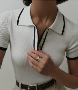 Áo thun nữ cổ chữ V dáng ôm mùa hè Áo thun dệt kim tay ngắn tương phản phong cách tiền cũ áo thường ngày thoáng khí nút - Product Image 2