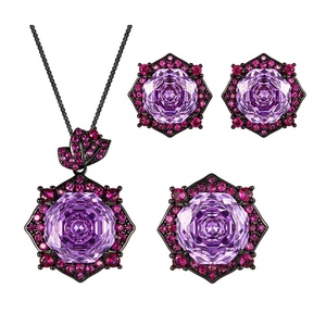 Juego de Aretes Colgantes Florales con Circones Violetas de 14-10mm, Chapados en Oro y Cobre Ecológico, Joyería de Alta Calidad para Mujer - Product Image 1