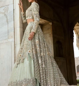 Élégante et magnifique robe de mariée indienne/pakistanaise perlée, haut et bas de lehenga choli, broderie Zardozi lourde, ATIYA LIBAS Acetate, pour mariage - Product Image 5