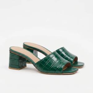 Sandales mules en cuir à talon épais Yichang, imprimé croco/serpent/léopard exotique, style défilé minimaliste et polyvalent - Product Image 3