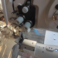 Machine à coudre industrielle à bras cylindrique JUKI LS1341 d'occasion pour la couture de sacs en cuir, de canapés et de coussins de siège