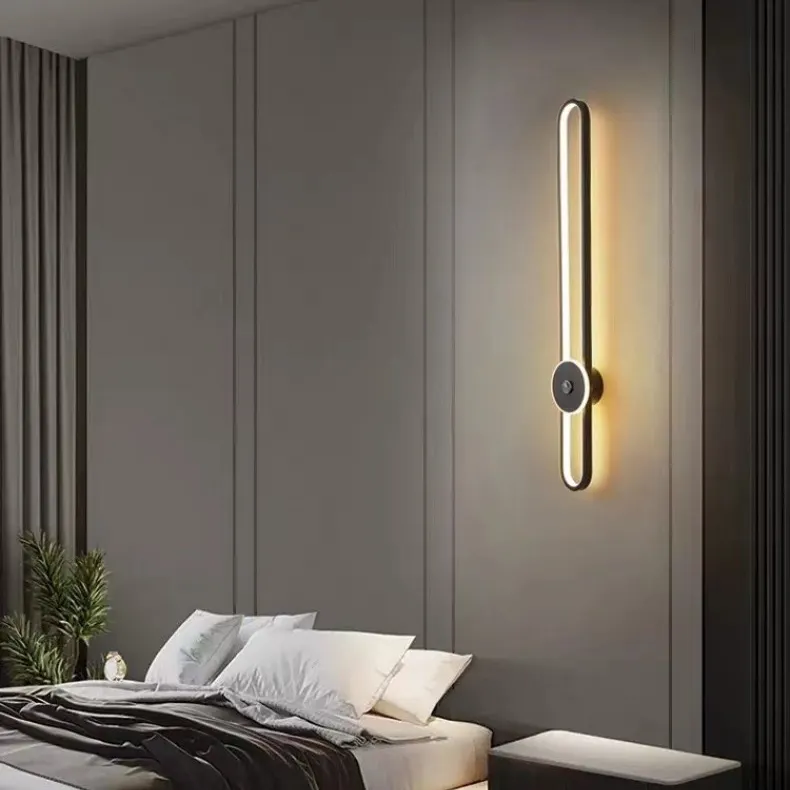 Lampade da parete con fondo in rame leggero di lusso per camera da letto con luce da parete moderna semplice sfondo creativo a striscia lunga a Led