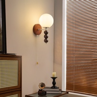 Lámpara de Pared LED de Estilo Francés Vintage para Dormitorio, con Interruptor de Cuerda, Madera Maciza y Cristal, Diseño Simple Retro, Decorativa para Estudio
