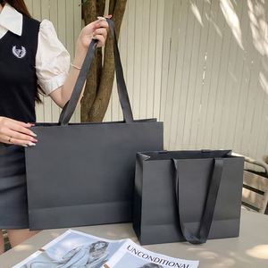 Sac de shopping de luxe en papier kraft avec poignée en ruban, emballage personnalisable, utilisable comme portefeuille, avec impression flexo sur écran - Product Image 1