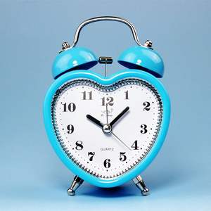 Reloj Despertador de Escritorio con Doble Campana en Forma de Corazón, Diseño Moderno, Luz Nocturna y Sonido Fuerte - Product Image 3