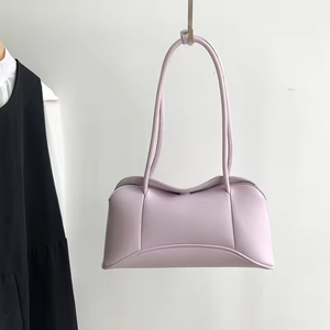 Bolso de hombro de cuero PU suave con logotipo personalizado, bolso de hombro moderno y casual para mujer - Product Image 2