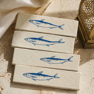 Piastrella in Ceramica Dipinta a Mano con Motivo Pesci Blu, Design Originale per Bagno e Cucina di Hotel, Decorazione Murale Mediterranea - Product Image 4