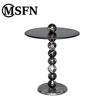 Sphère artistique moderne en marbre noir et blanc Table d'appoint à colonnes Intérieurs de luxe pour les salons d'hôtel Dessus en métal Base en marbre veiné
