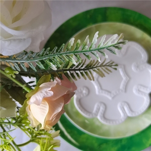 Assiettes à dessert blanches françaises en relief à prix abordable, décorées de fleurs, pour apéritifs et fêtes - Product Image 3