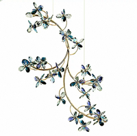 Projet intérieur professionnel sur mesure, lustre luxueux avec fleurs en cristal arc-en-ciel, lustre de villa