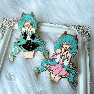 Spille da bavero personalizzate di alta qualità, stile Anime Girl Angel, 50mm, in smalto duro placcato oro, con tecnica di fusione a frizione, finitura seta - Product Image 1
