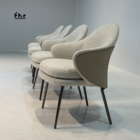 Chaise de restaurant moderne en tissu, design mid-century, assise rembourrée, pieds noirs, mobilier de salle à manger commercial pour café, bistrot, hôtel.