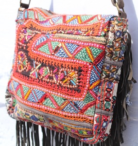 กระเป๋าแบนจาราแท้สไตล์วินเทจ - กระเป๋าโท้ทงานแฮนด์เมดลายปะติดชนเผ่าอินเดีย พร้อมงานกระจกเงา ของขวัญวันครบรอบสำหรับเธอ - Product Image 4