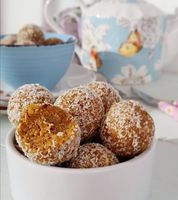 Nouvelle machine automatique de fabrication de boules de dattes protéinées à petite énergie Dates de sésame à la noix de coco Machine à encroûter les boules de bonheur au chocolat
