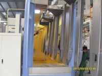 Ligne de peinture électrostatique pour chariots élévateurs avec four de cuisson et cabines de pulvérisation, système de traitement de surface métallique entièrement automatique
