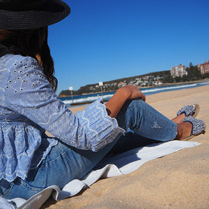 Infradito con volant a righe marine - Modello Triple Rockaway - Sandalo piatto - Product Image 4