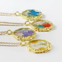 Collier Pendentif Irrégulier en Résine Dorée avec Fleur Séchée du Mois de Naissance, Bijou Cadeau pour Femme