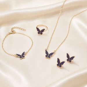 ชุดเครื่องประดับ 4 ชิ้น ลายผีเสื้อนำโชค คลาสสิก เหมาะสำหรับเป็นของขวัญแต่งงาน ประกอบด้วยสร้อยข้อมือ สร้อยคอชุบทองเคลือบสีขาวชมพู ต่างหู และแหวน - Product Image 5